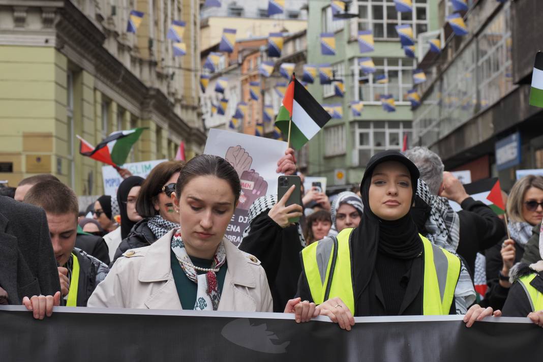 Londra ve Saraybosna'da İsrail protestosu! Binlerce kişi sokaklara döküldü 34